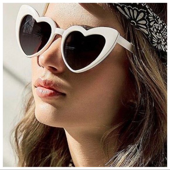 MUST HAVE TREND HEART WHITE SUNGLASSES - Picture 4 of 6